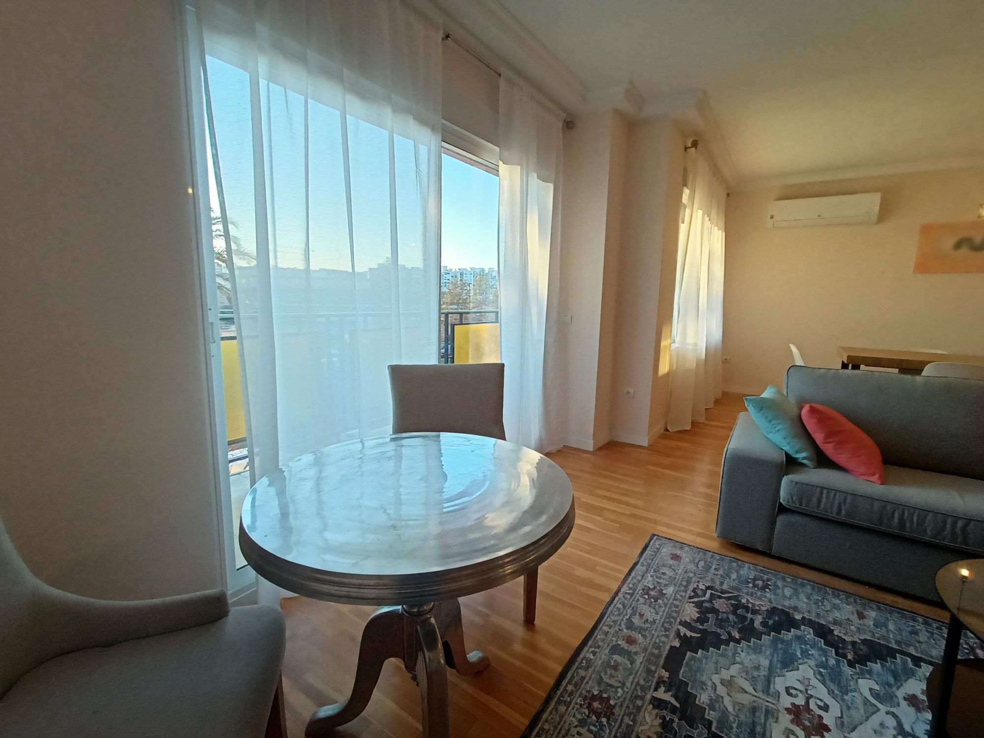 2 MESITA REDONDA ALTA SALON Y VENTANA .jpg