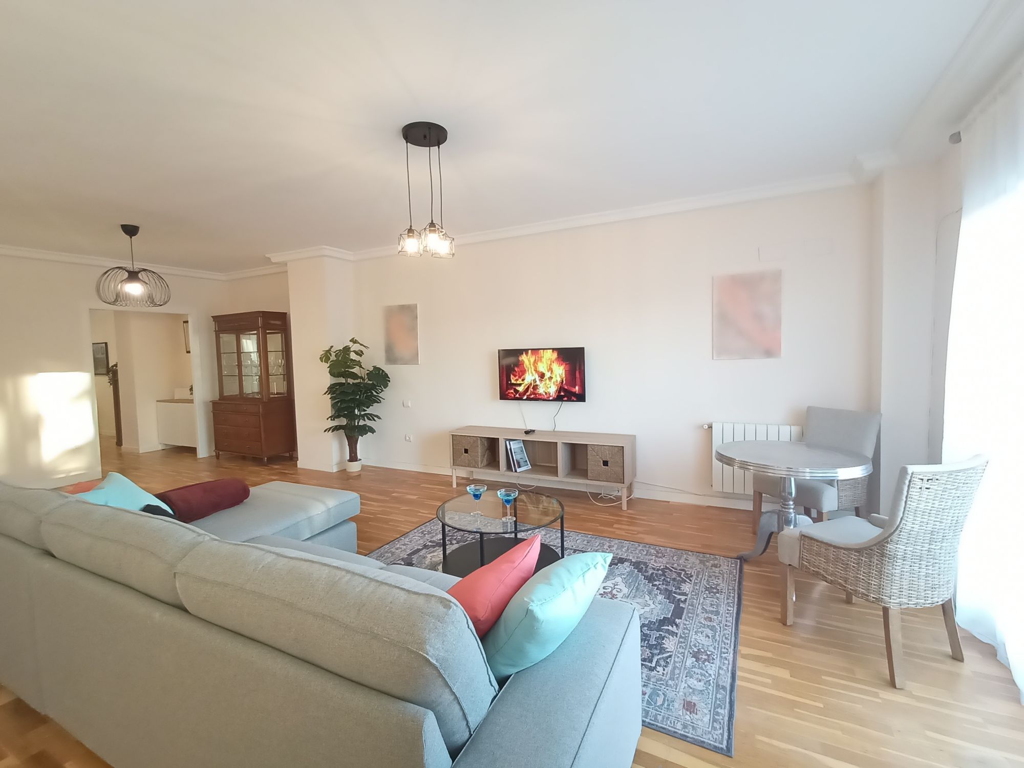 2 SALON VISTA FRENTE TV SOFA ESPALDA VENTANA.jpg