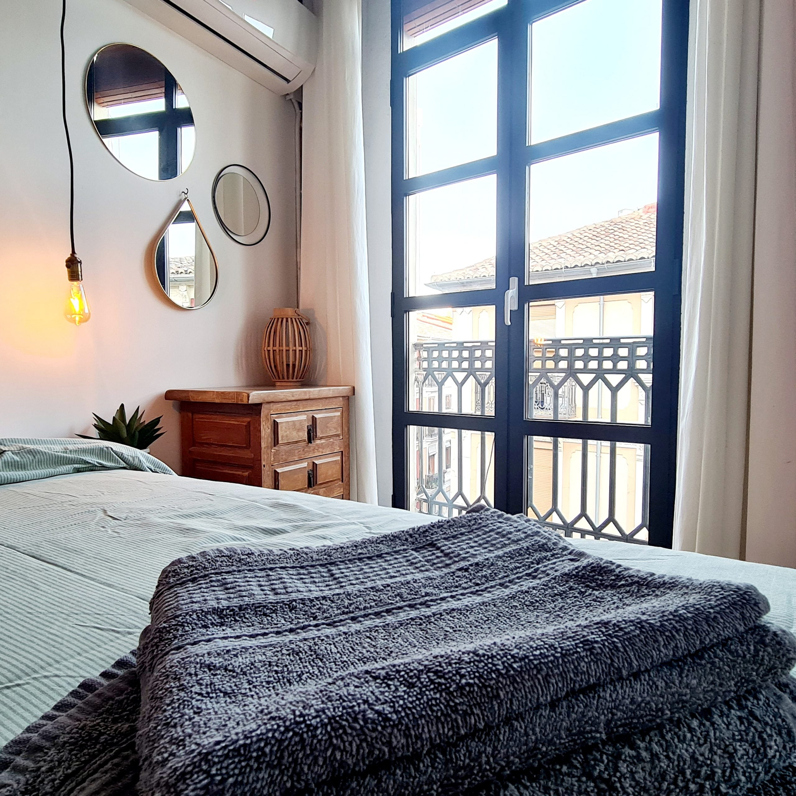 Cervera – Beautiful expat apartment in central Valencia - Master bedroom