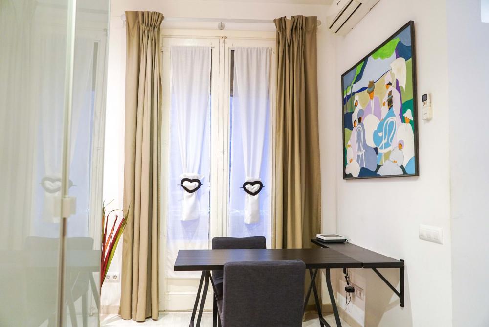 Nice mid-term rental in Barcelona - Table