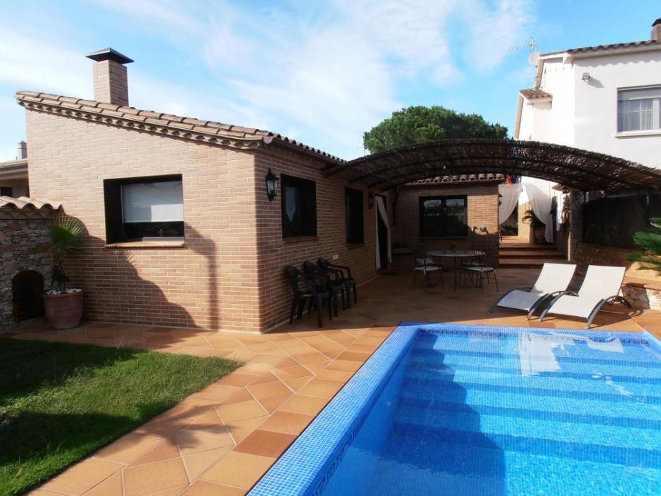Nice house with pool for expats in Girona - GArden
