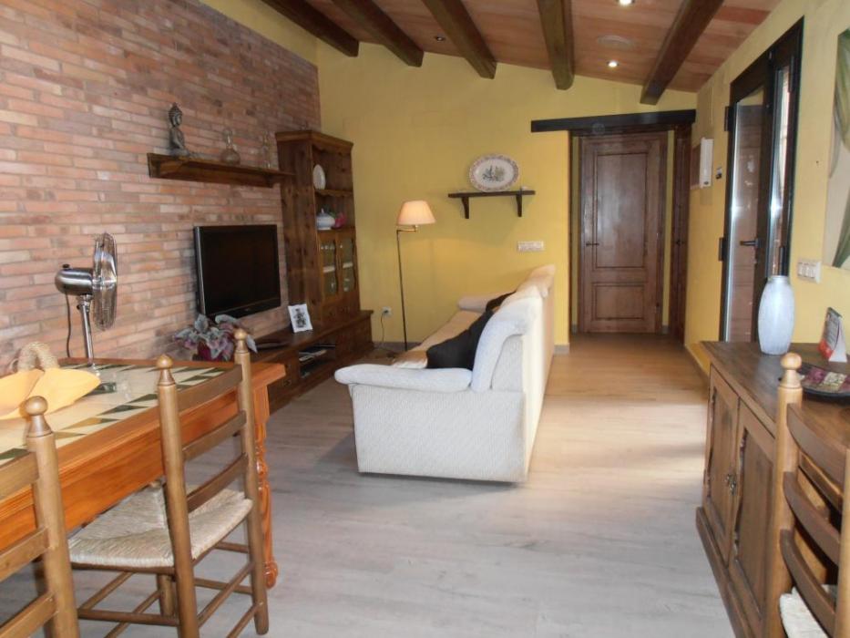 Nice house with pool for expats in Girona - TV