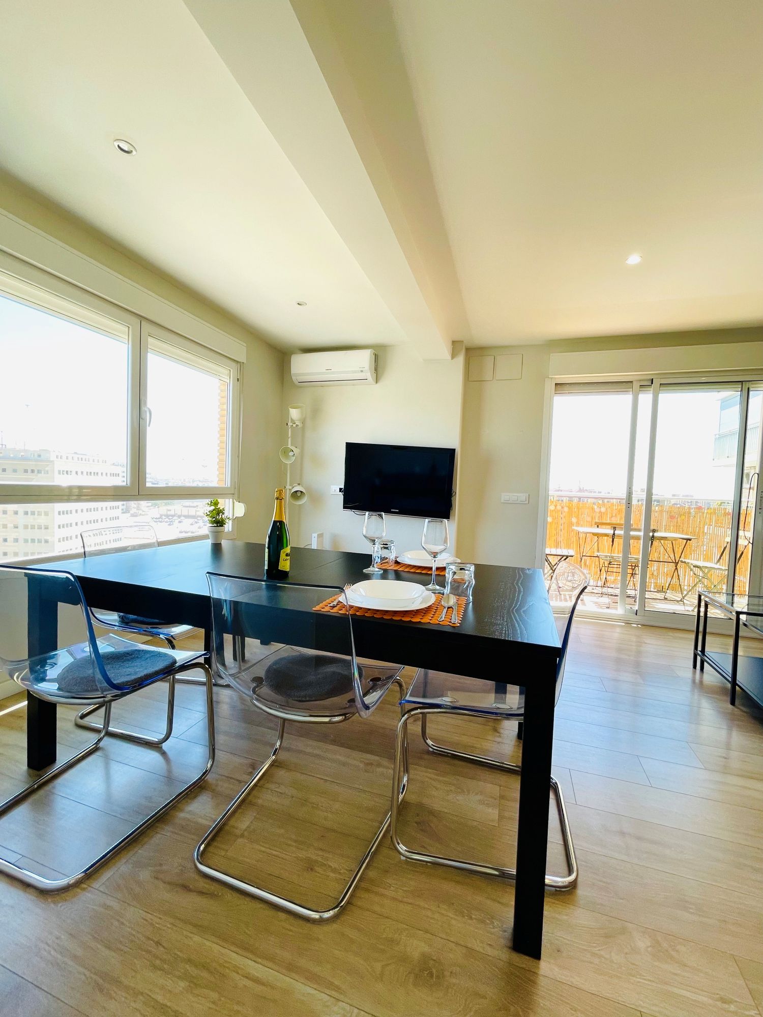 1 diningtable window.jpg