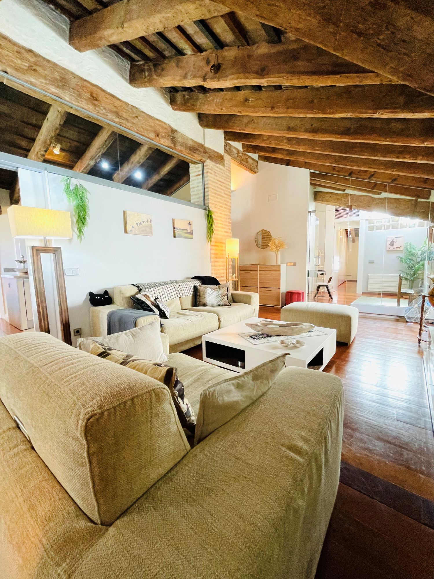 1 livingroom right.jpg