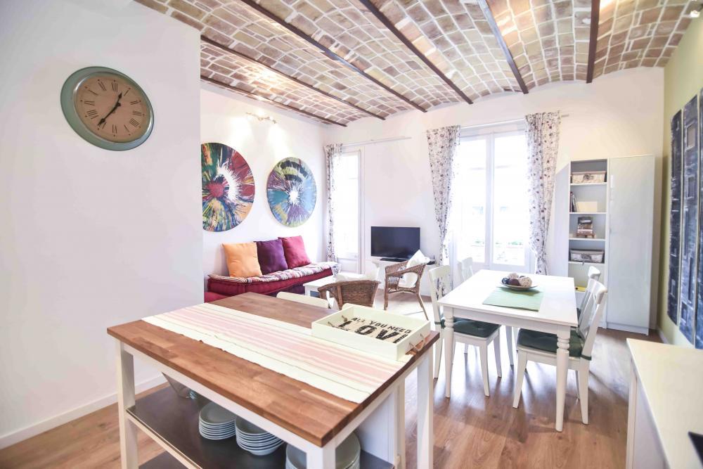 Great expat apartment for rent in Barcelona - Table