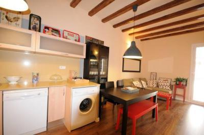 Nice temporary home in Barcelona - Table
