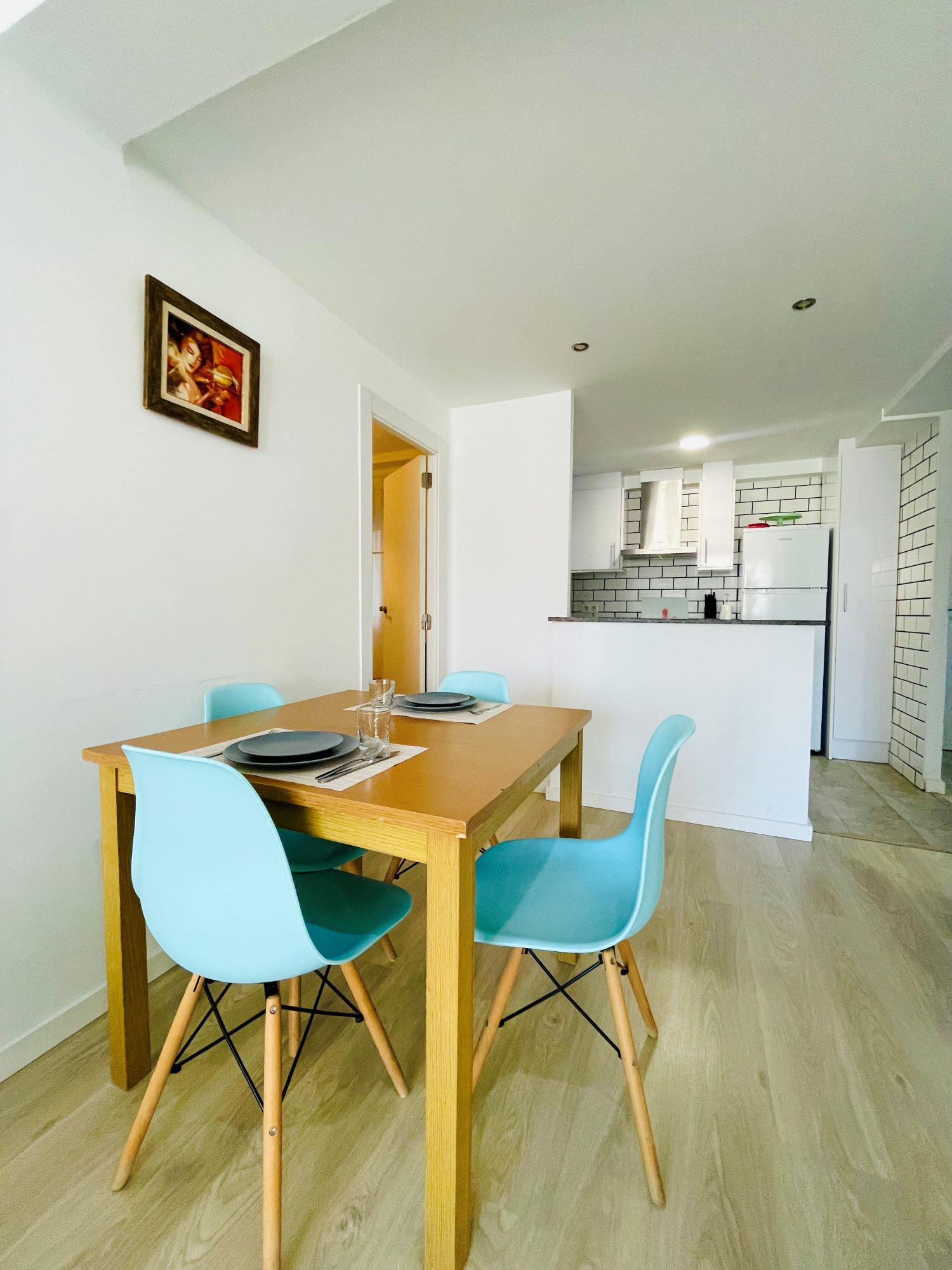 1 diningtable and kitchen.jpg