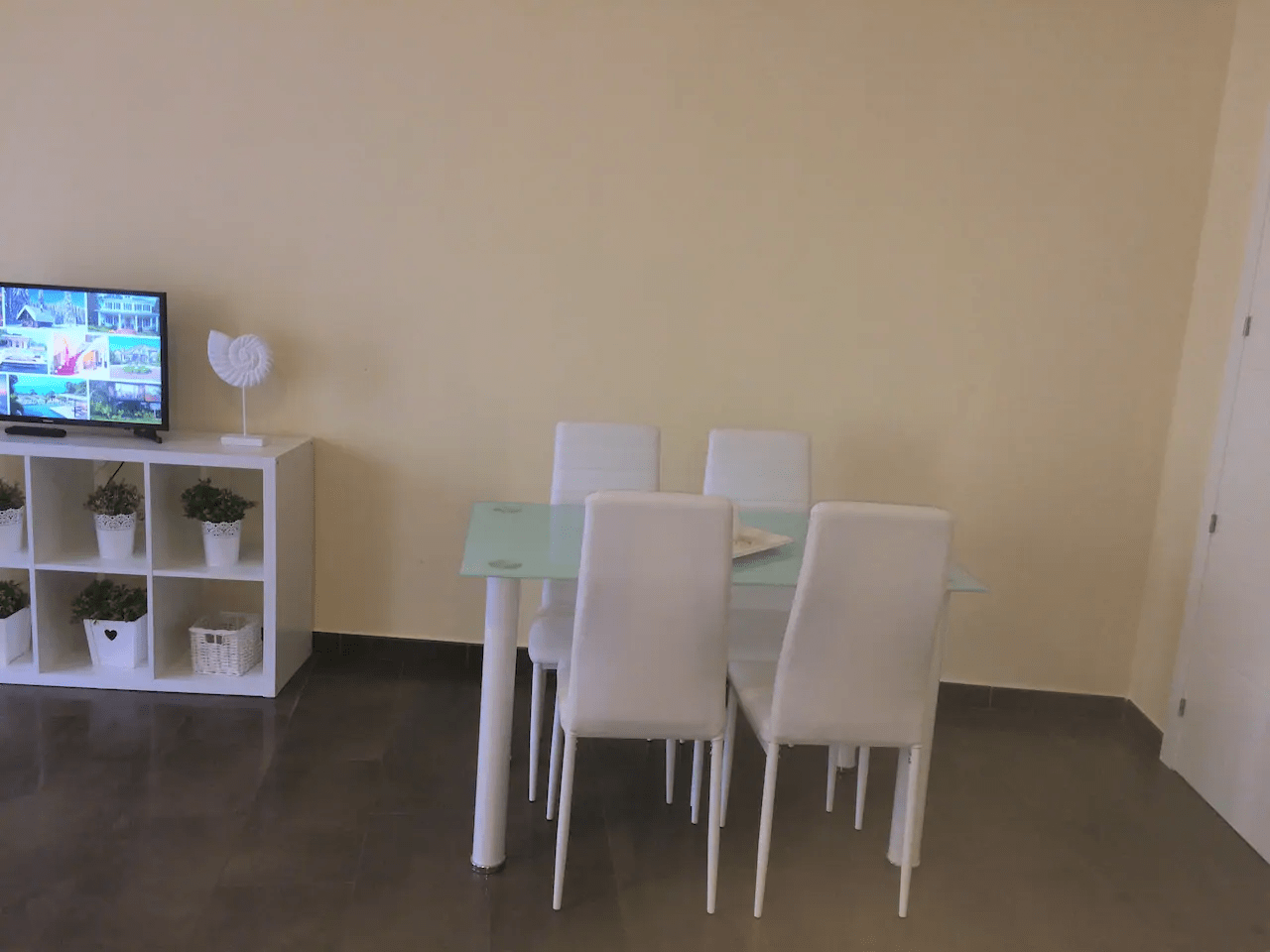 2 bedroom apartment outside Madrid for expats - Chairs