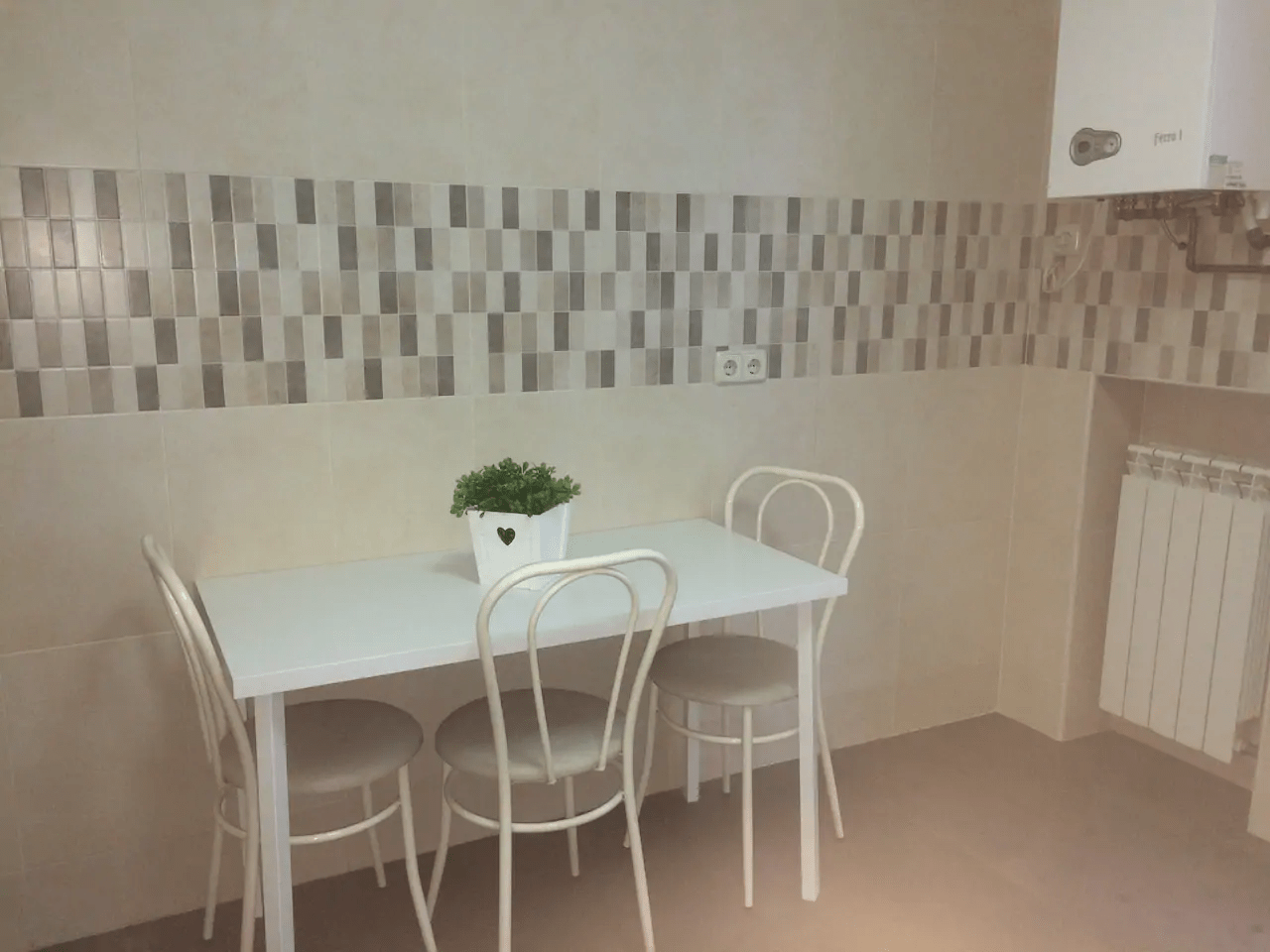 2 bedroom apartment outside Madrid for expats - Dining table