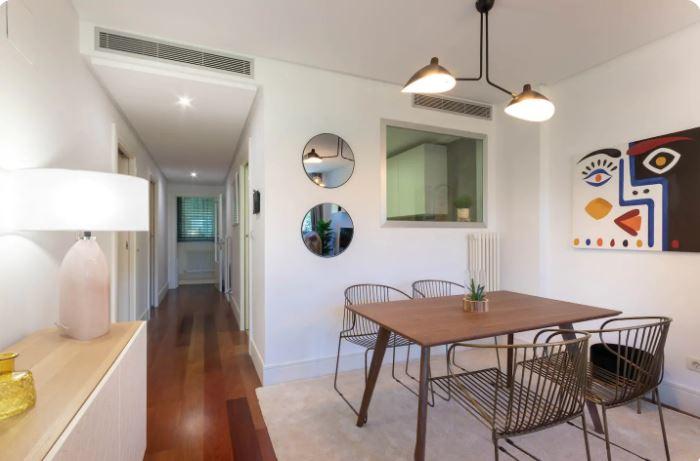 Modern apartment for expats in Bilbao - Dining table