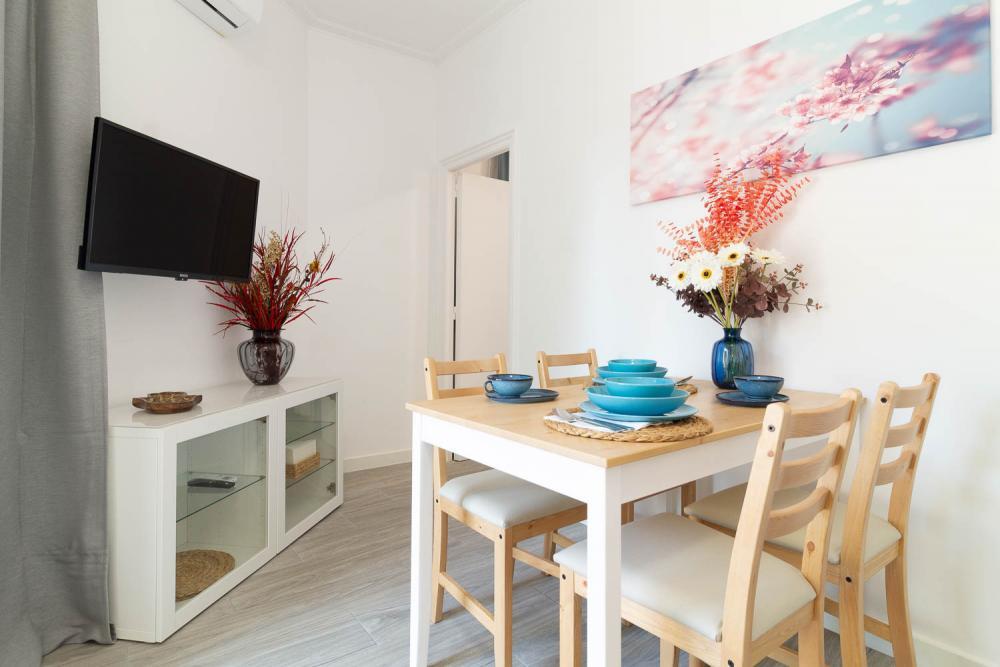 Bright short term rental in Barcelona for expats - Living room