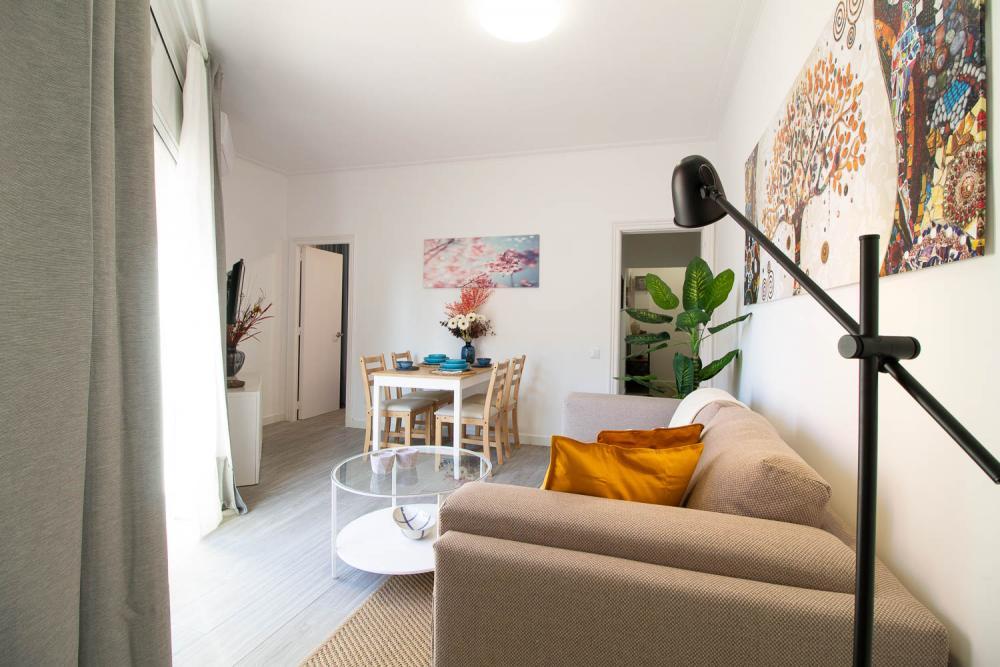Bright short term rental in Barcelona for expats - Living room