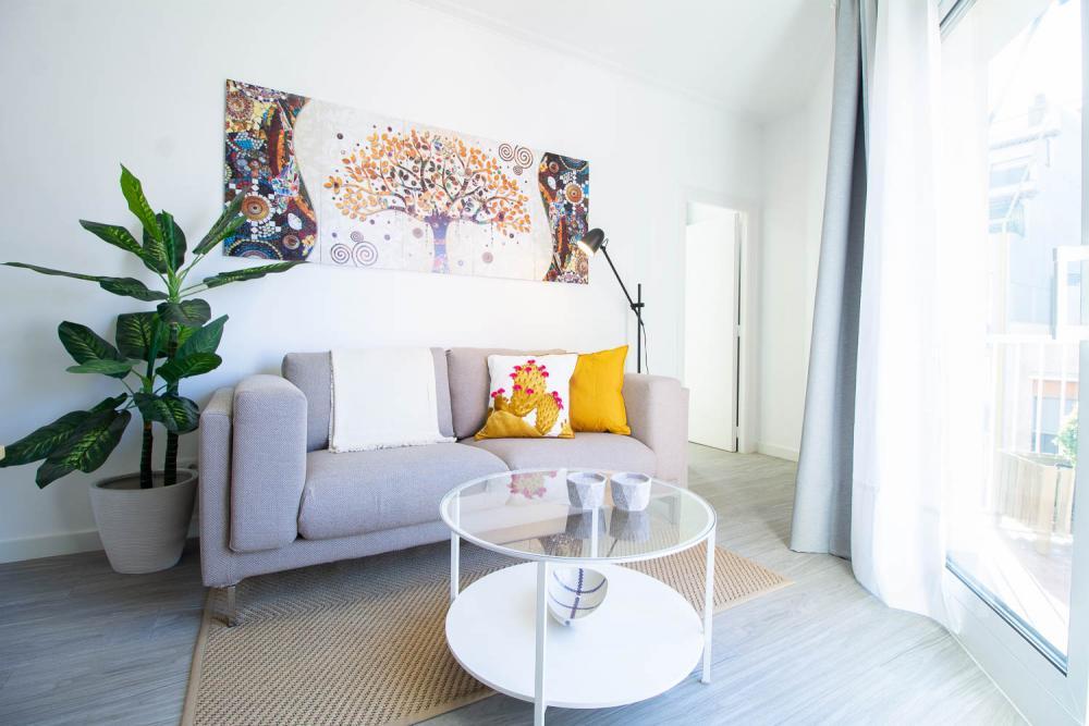 Bright short term rental in Barcelona for expats - Living room