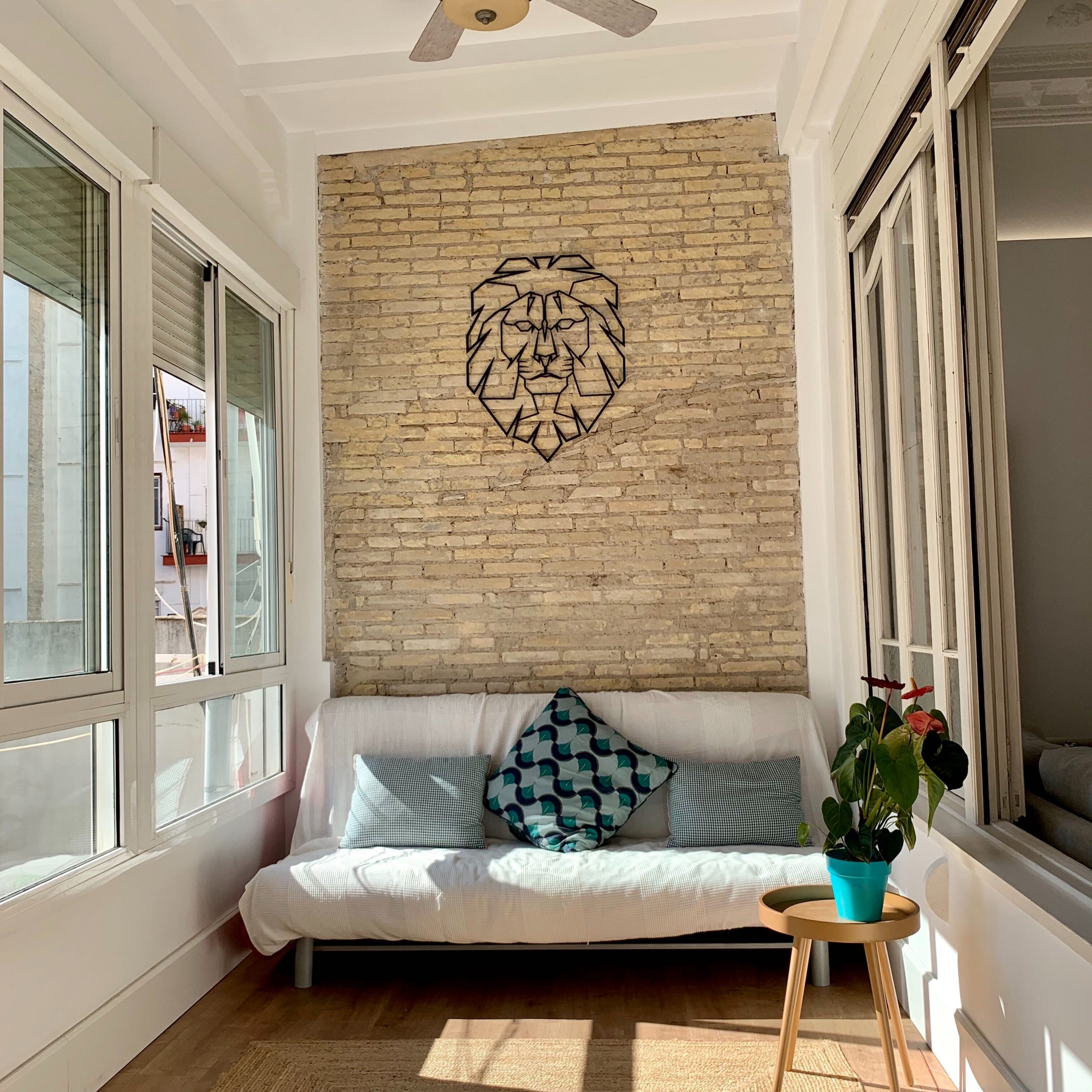 Beautiful renovated apartment in Valencia - Couch