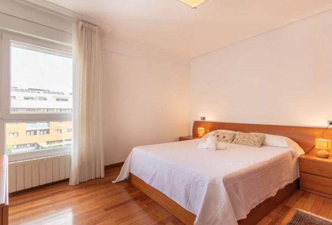 Uribe Kosta 1 - Expat apartment with balcony near Bilbao - Master bedroom