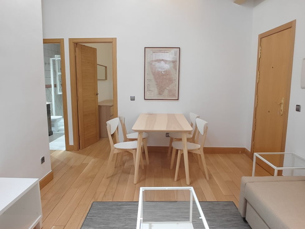 Furnished apartment for expats in Madrid - Dining table