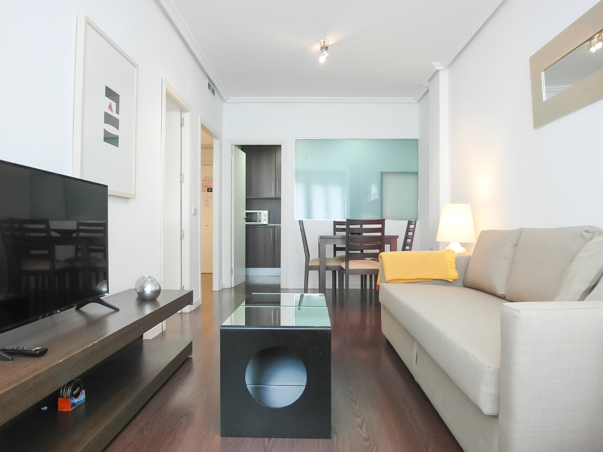 Cozy apartment in Madrid for expats - Table