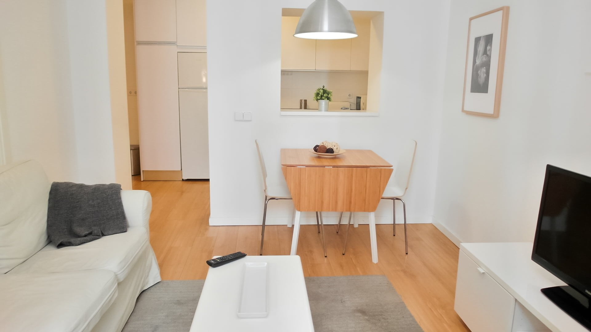 Apartment in Lavapies for expats - Dining table