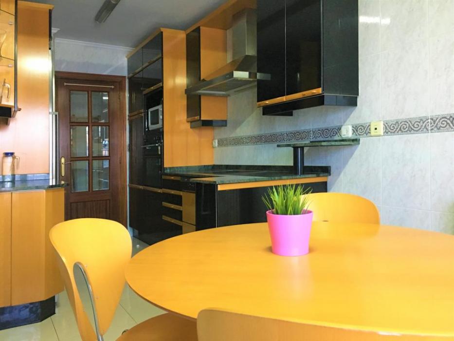 Portugalete - Furnished expat flat near Bilbao - Dining table