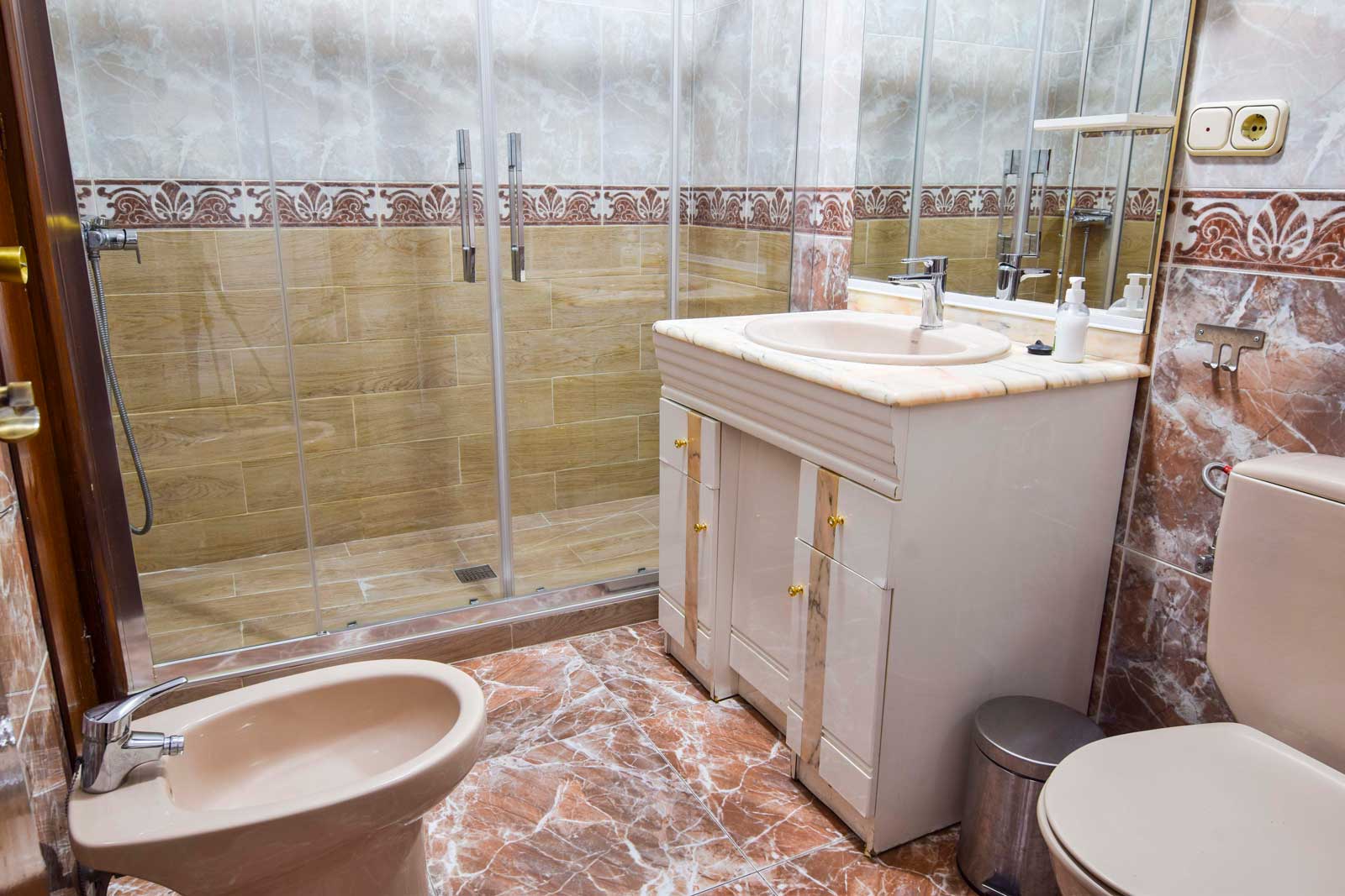 Spacious apartment in Malaga for expats - Bathroom