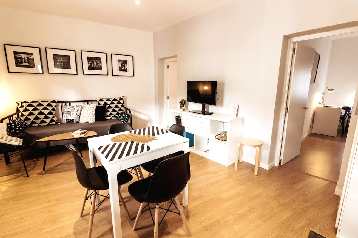 Bright apartment in madrid for expats - Dining table