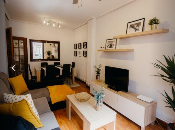 Azkuna - Expat apartment with balcony in Bilbao - Living room