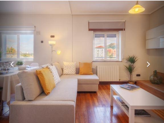 Olabeaga - River view expat apartment in Bilbao - Living room