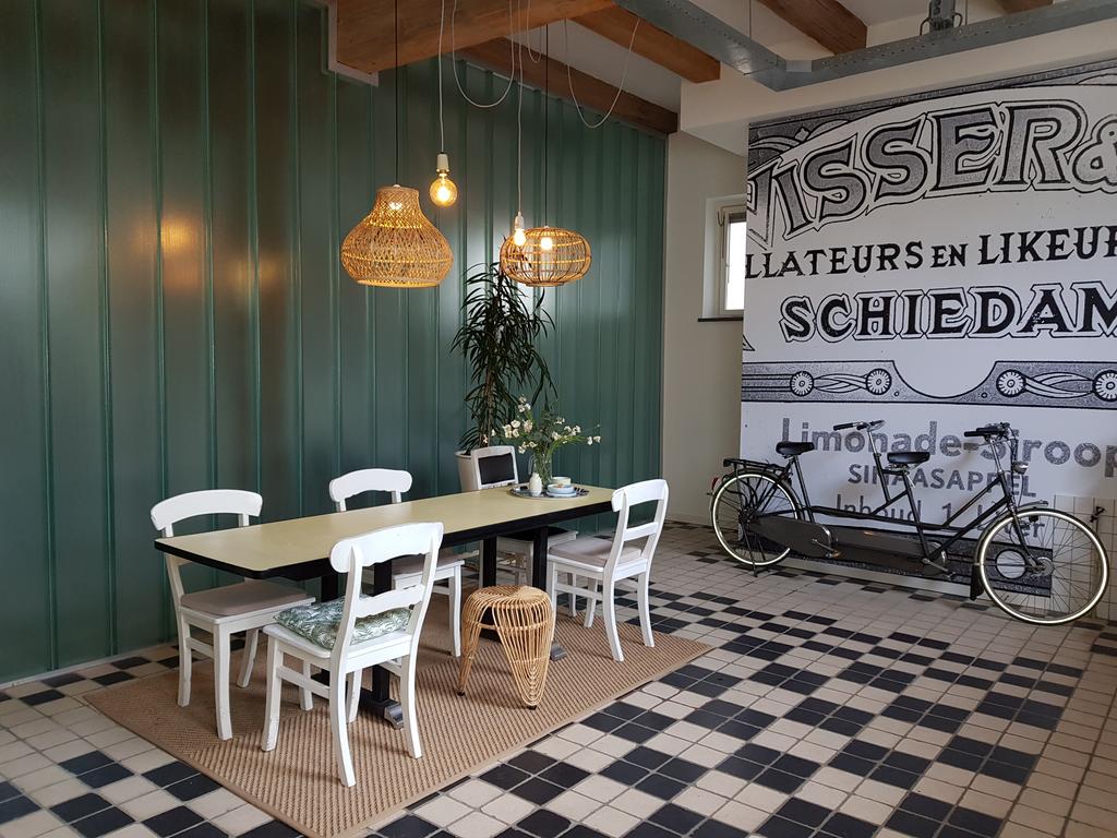 Expats apartment near Rotterdam - Living room