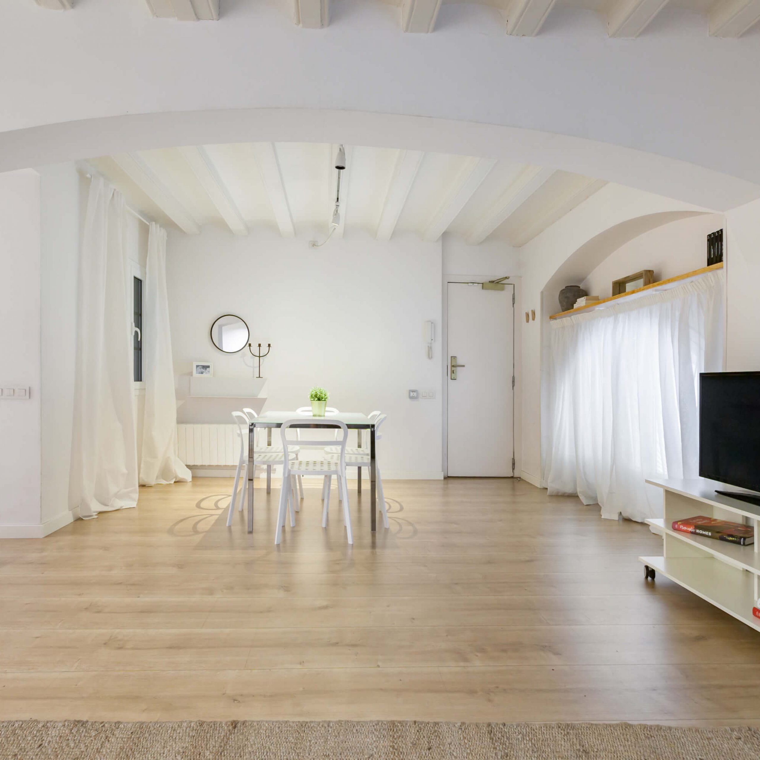 Luxury flat in Barcelona on the mezzanine floor - TV