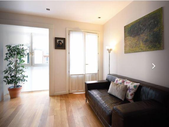 Alejandro - Expat apartment in Bilbao old city centre - Living room