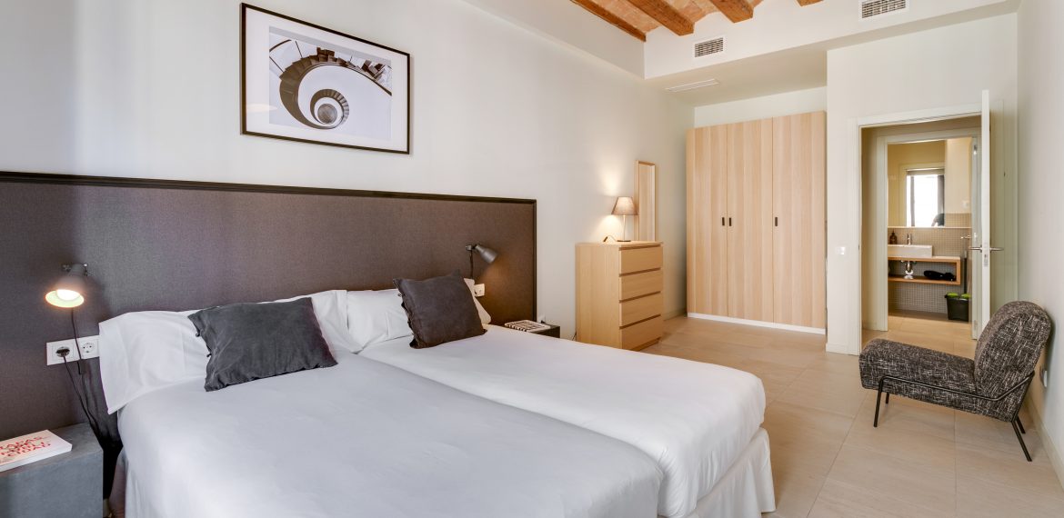 Pier - Cosy luxury apartment in Barcelona for expats - Wardrobe