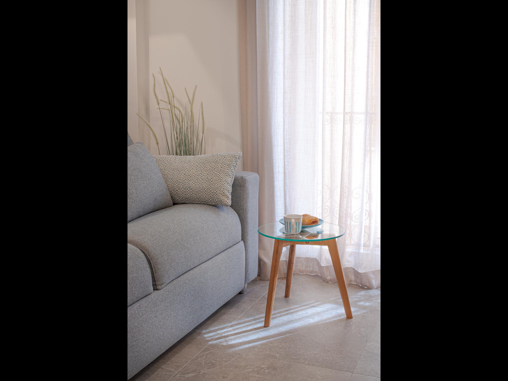 Cisneros - 2 bedroom flat in Alicante - Table