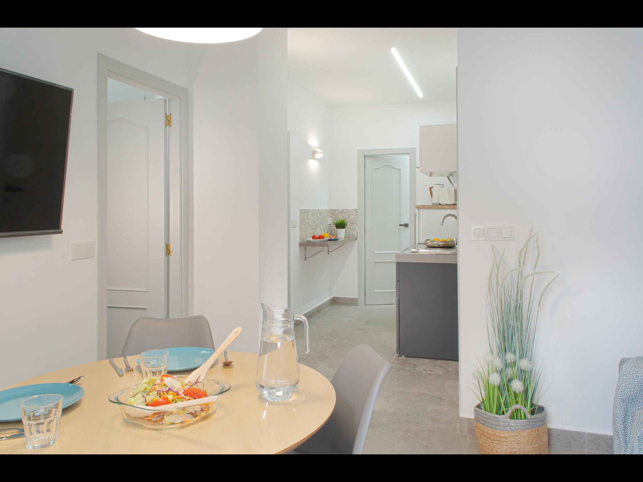 Cisneros - 2 bedroom flat in Alicante - Table