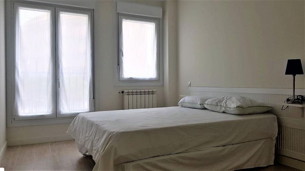 Perez Galdos - Modern expat flat in Santander - Master bedroom