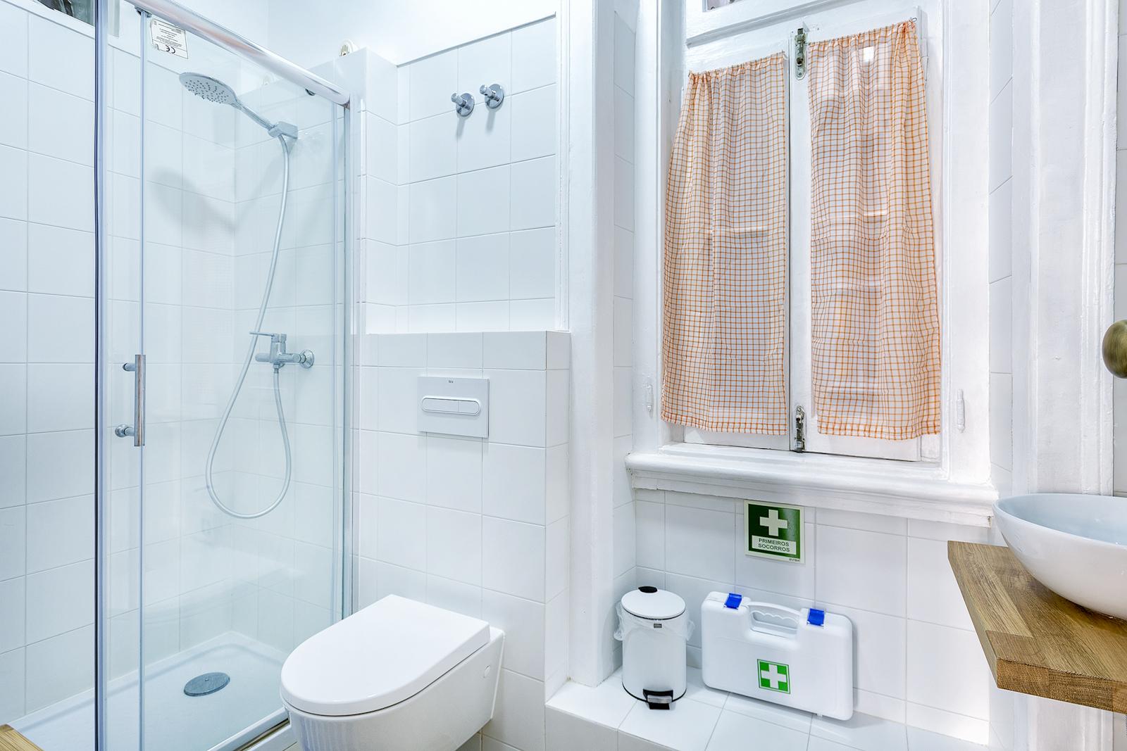 Bombarda - Shared 5 bedroom flat in Lisbon - Bathroom