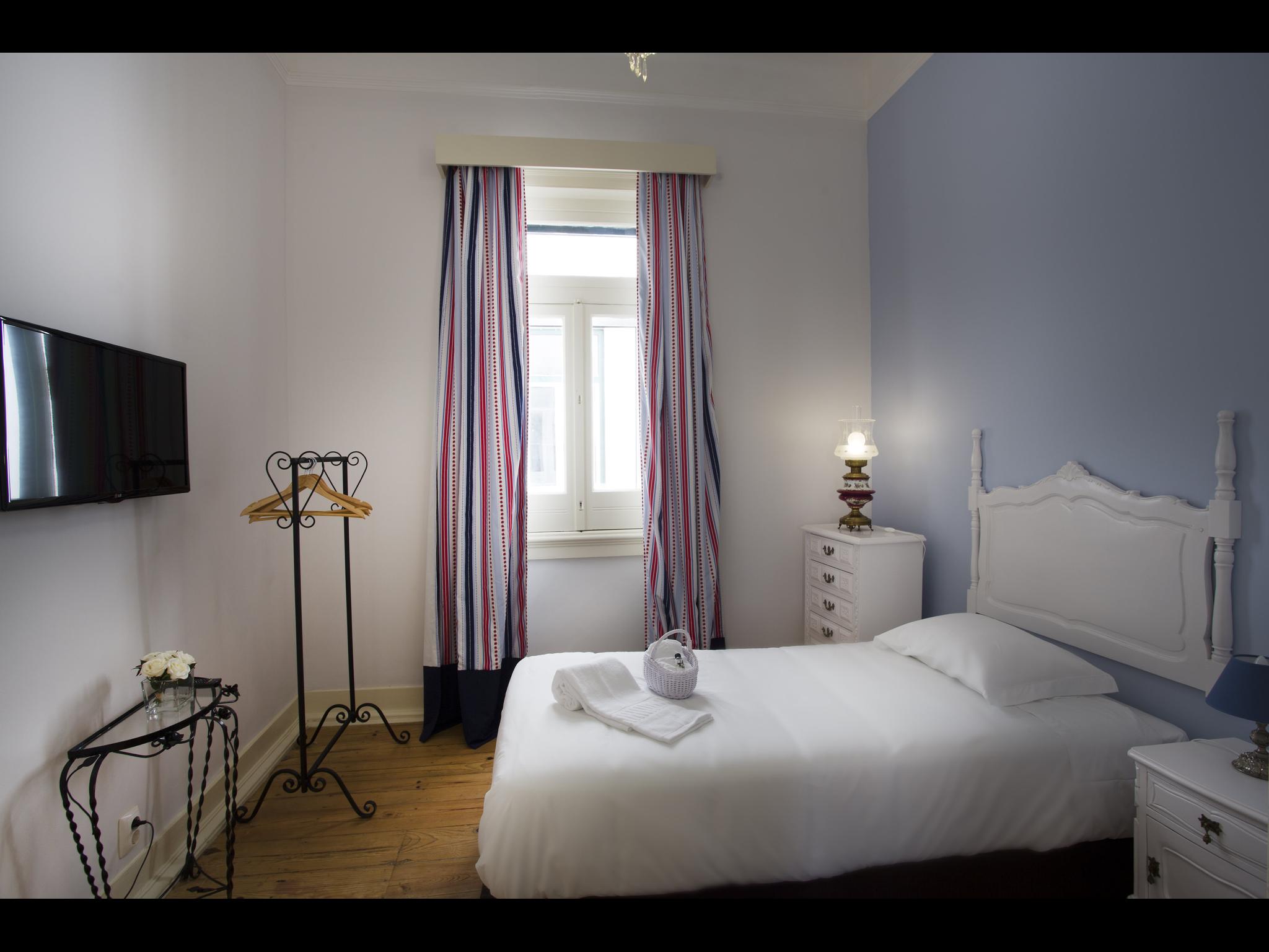 Serpa - Bedroom in a shared flat in Lisbon - Windows