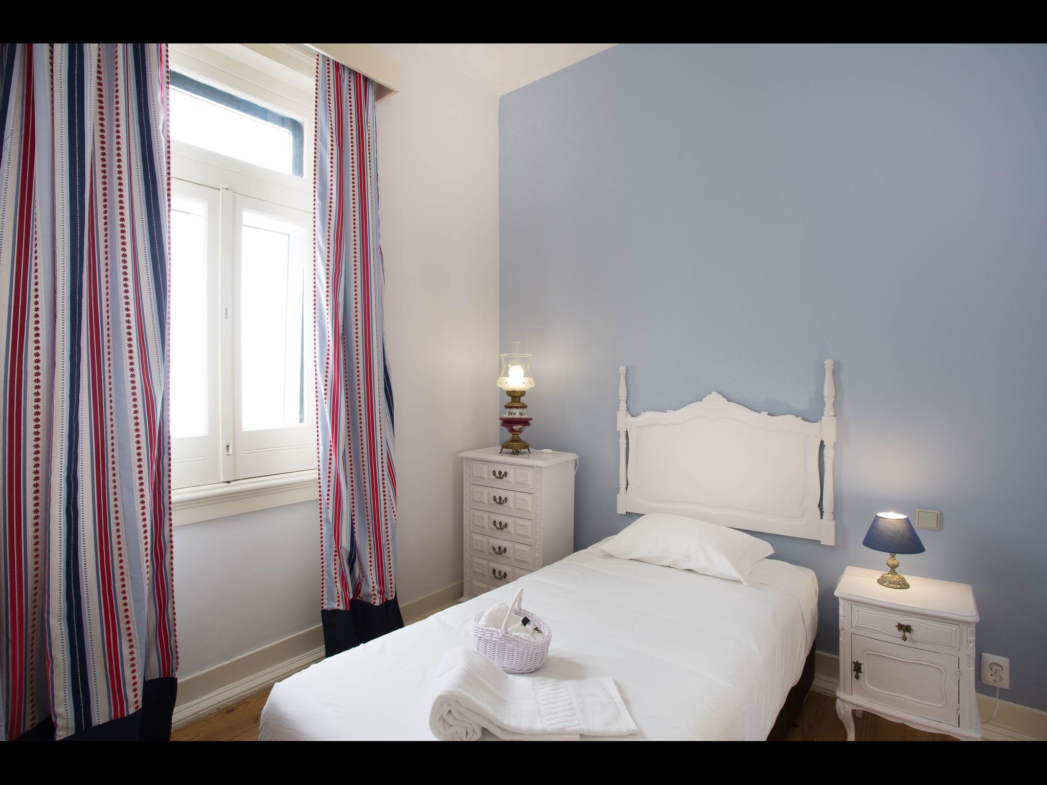 Serpa - Bedroom in a shared flat in Lisbon - Bed