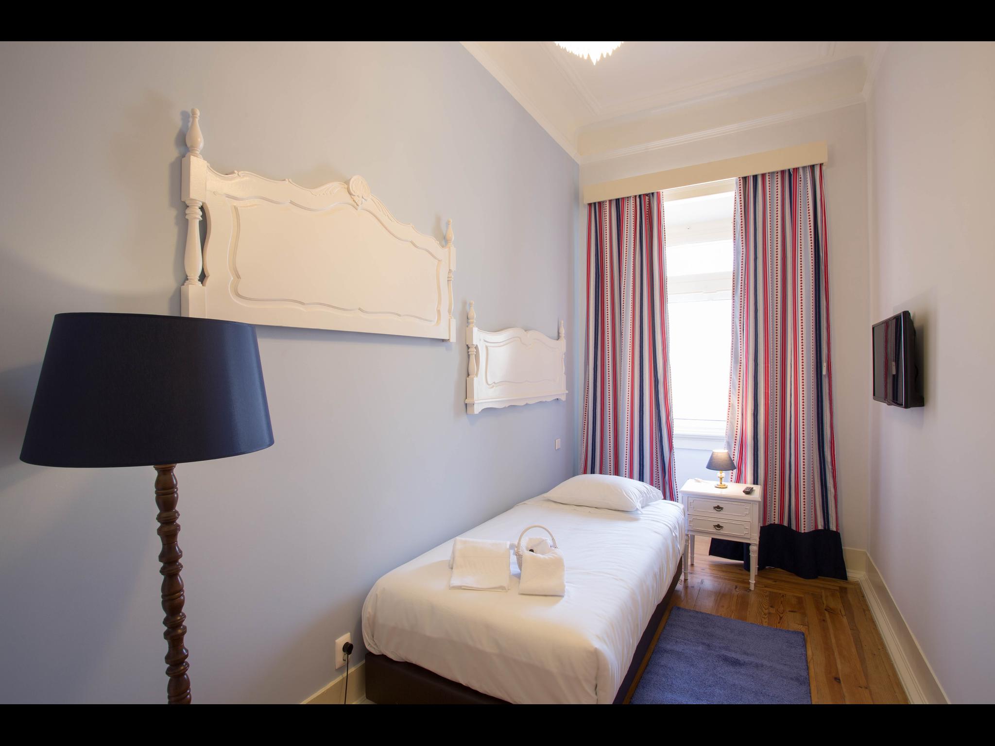 Serpa - Bedroom in a shared flat in Lisbon - Lamp