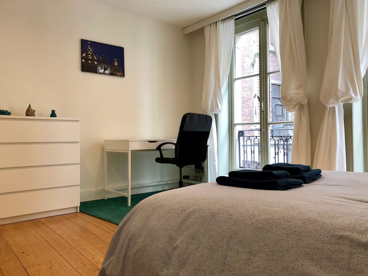 Meir - Entry ready expat flat in Antwerp - Bedroom