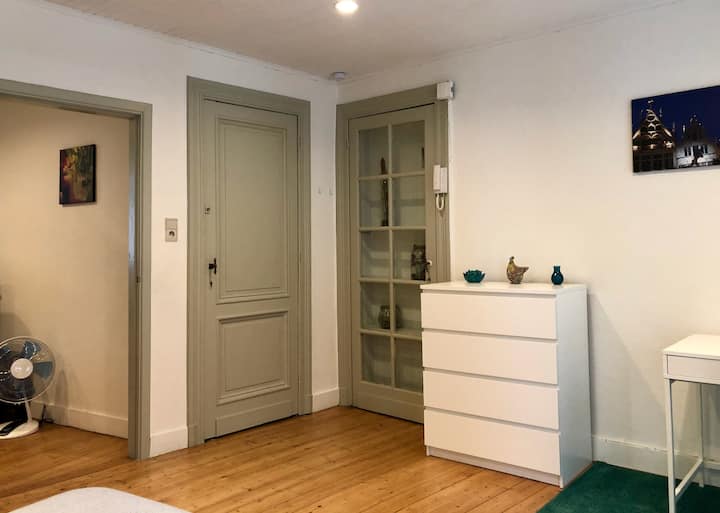 Meir - Entry ready expat flat in Antwerp - Bedroom