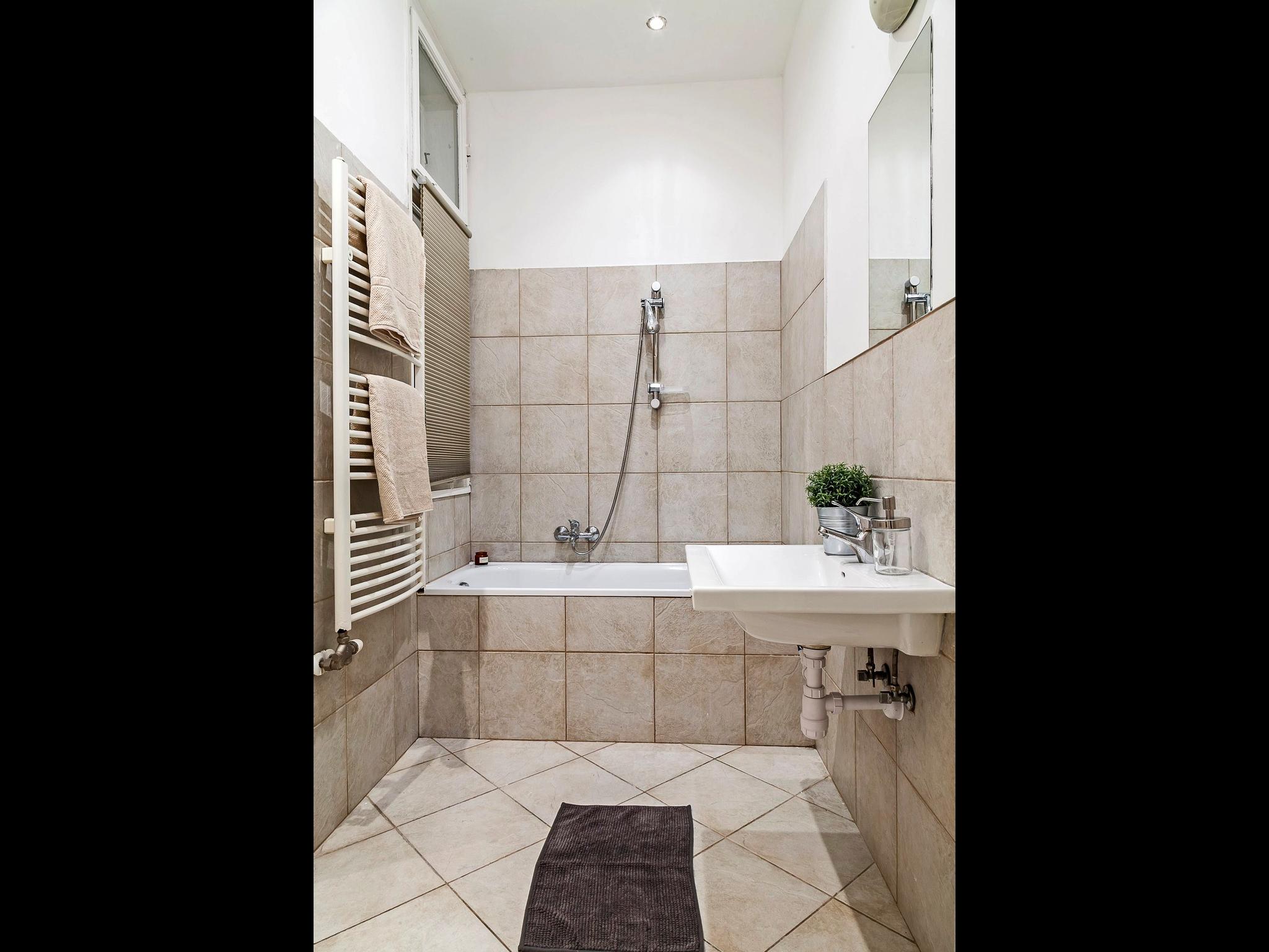 Nagymez - 4 bedroom flat in Budapest - Bath