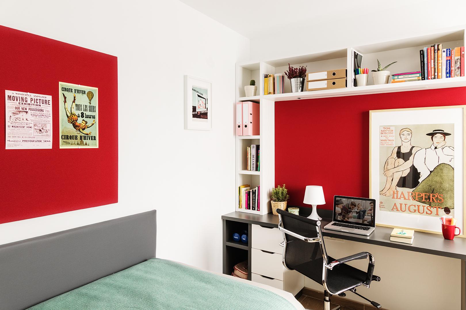 Student studio in Madrid - Study desk