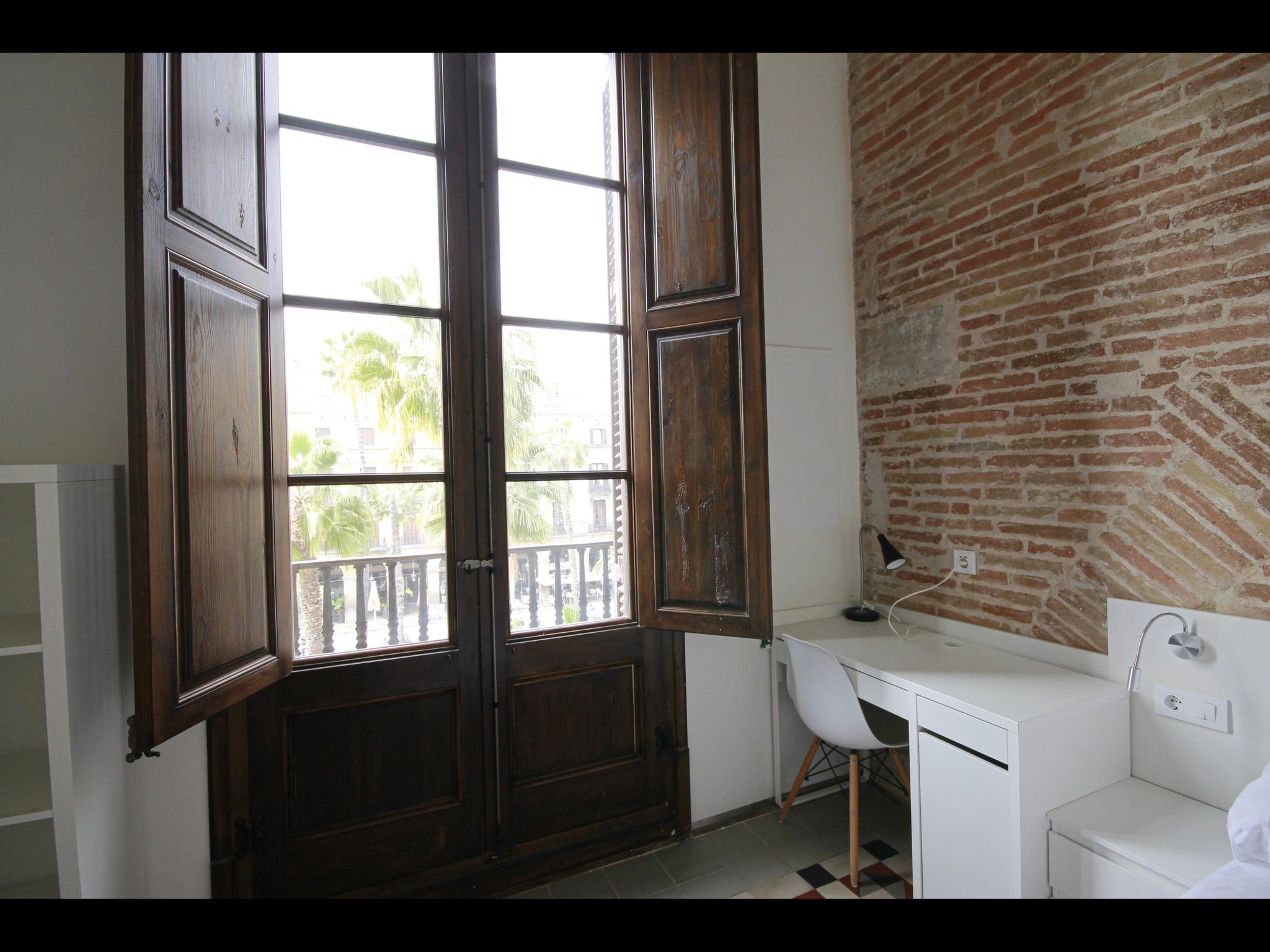 Reial - Room in a shared flat in Barcelona - Desk