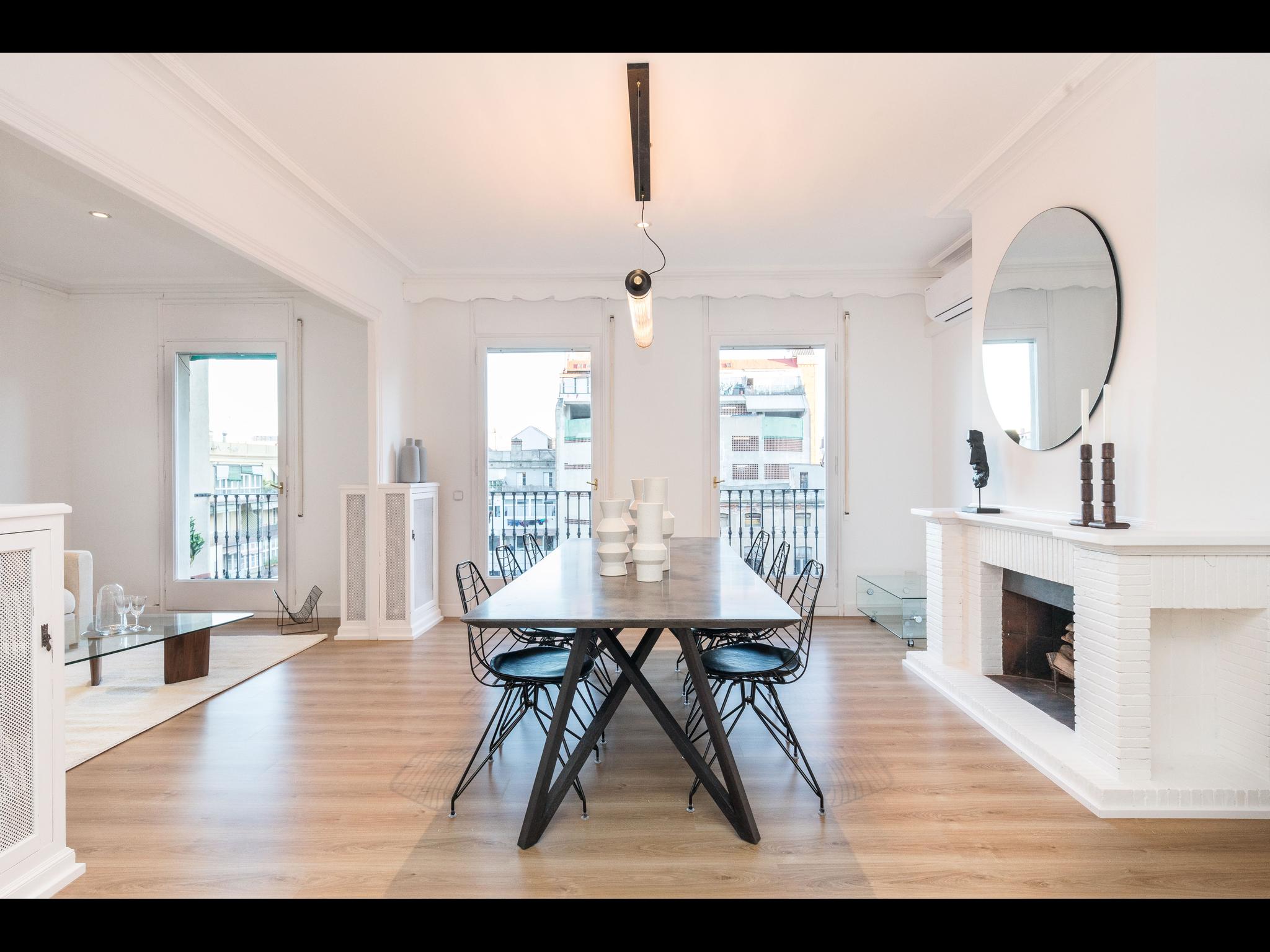 Spacious and luxurious flat in Barcelona - Dining table