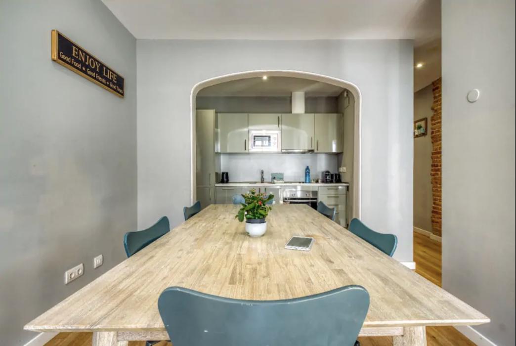 2 bedroom apartment in downtown Barcelona - Dining table
