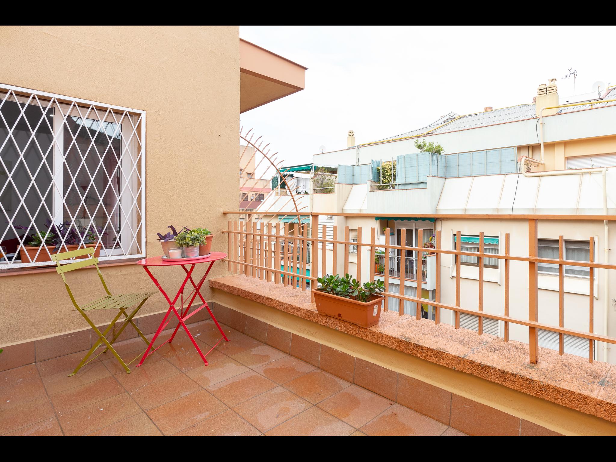 Piquer - One bedroom apartment Barcelona - Table