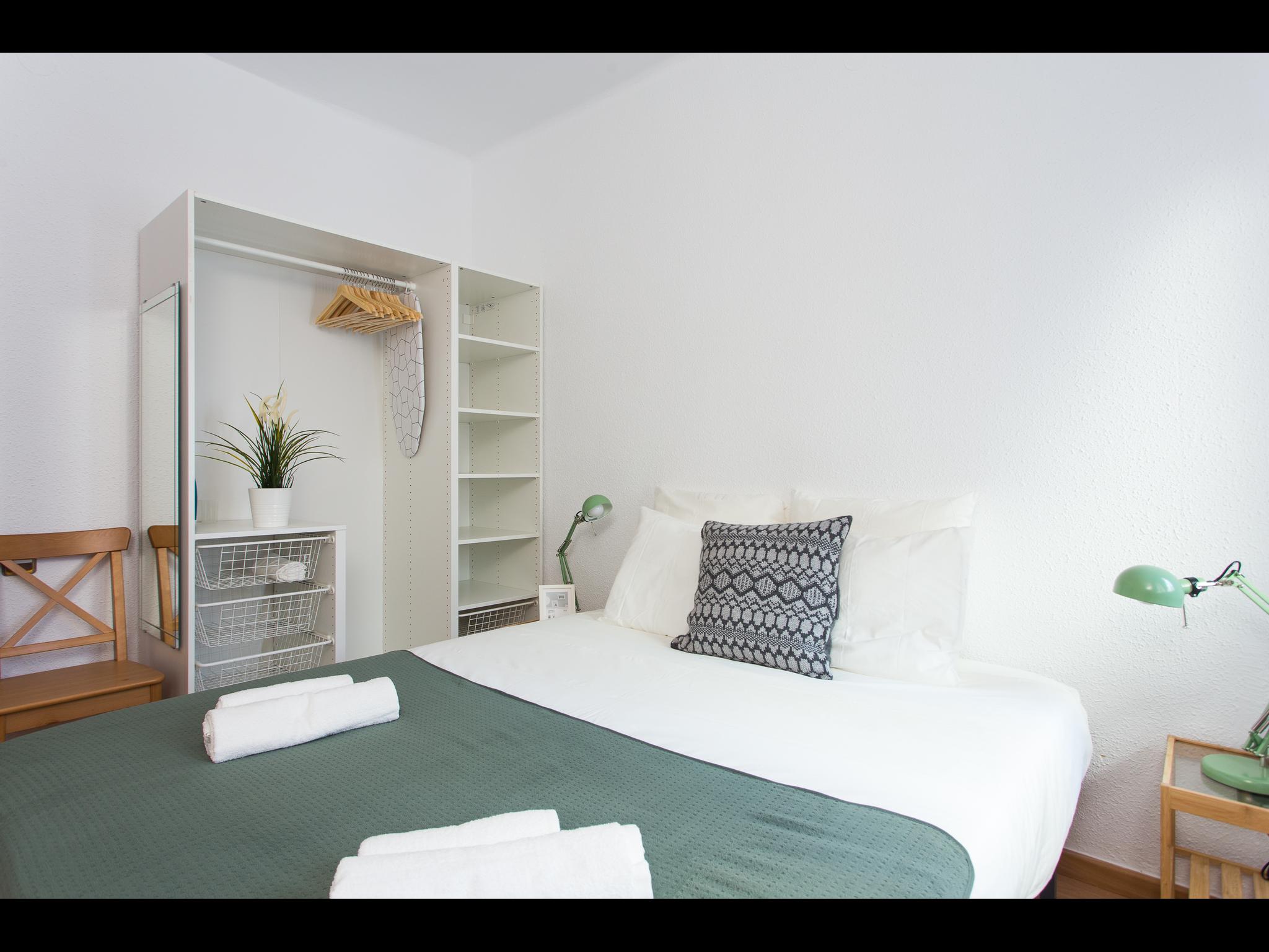 Salva - Cosy 3 bedroom flat in Barcelona - Closet