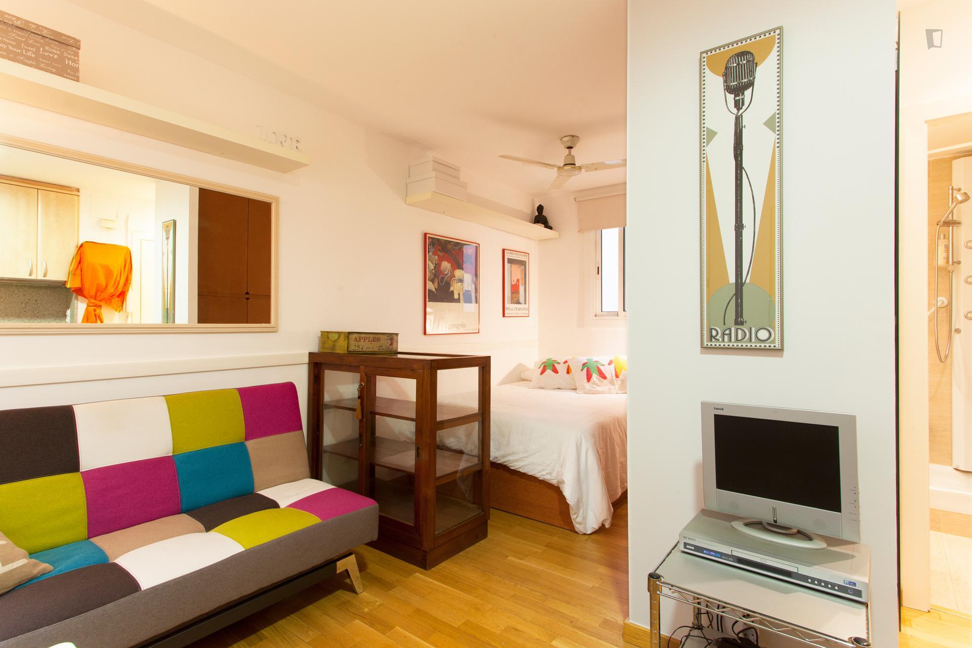 Seneca - Entry ready studio in Barcelona - Bed