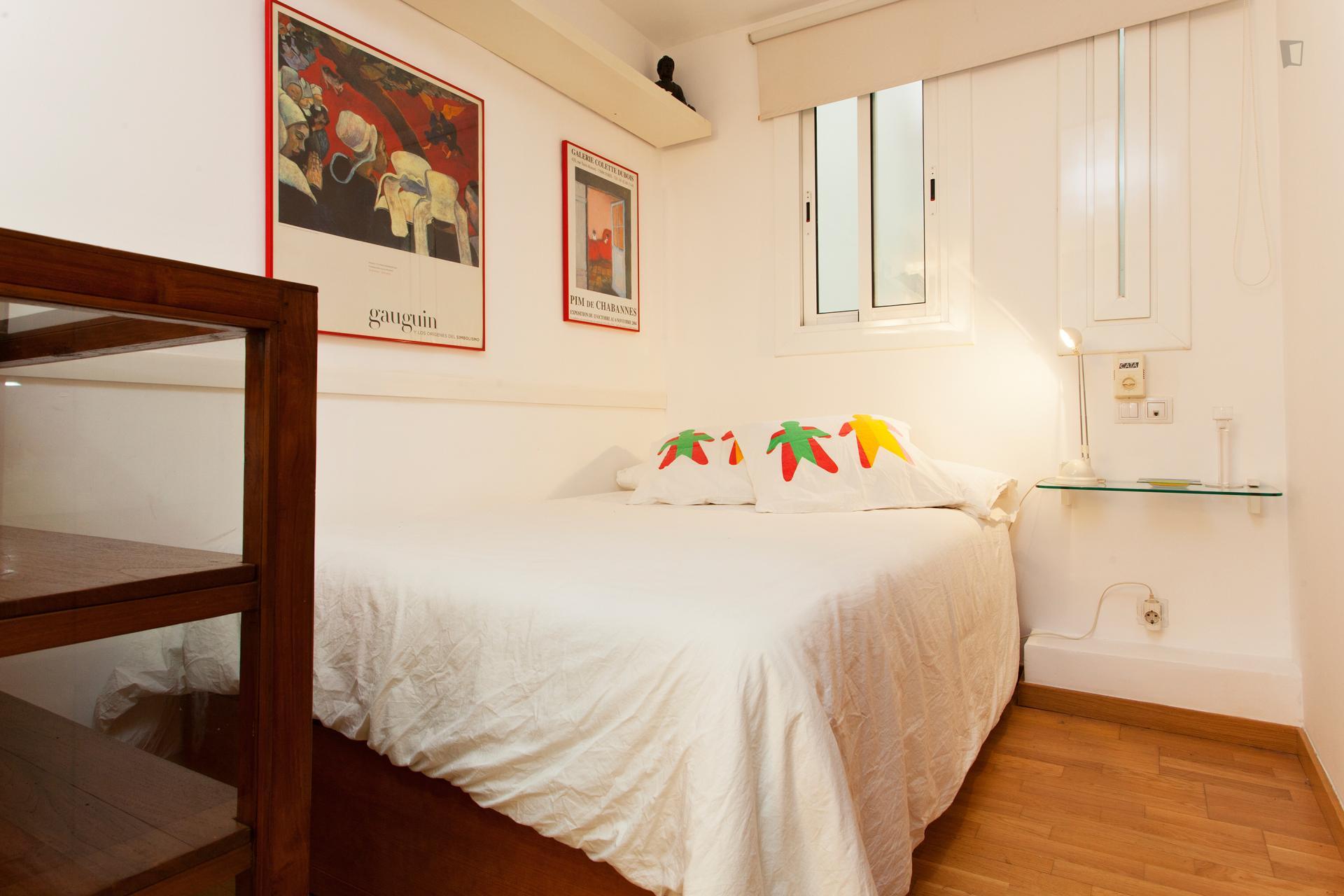 Seneca - Entry ready studio in Barcelona - Bed