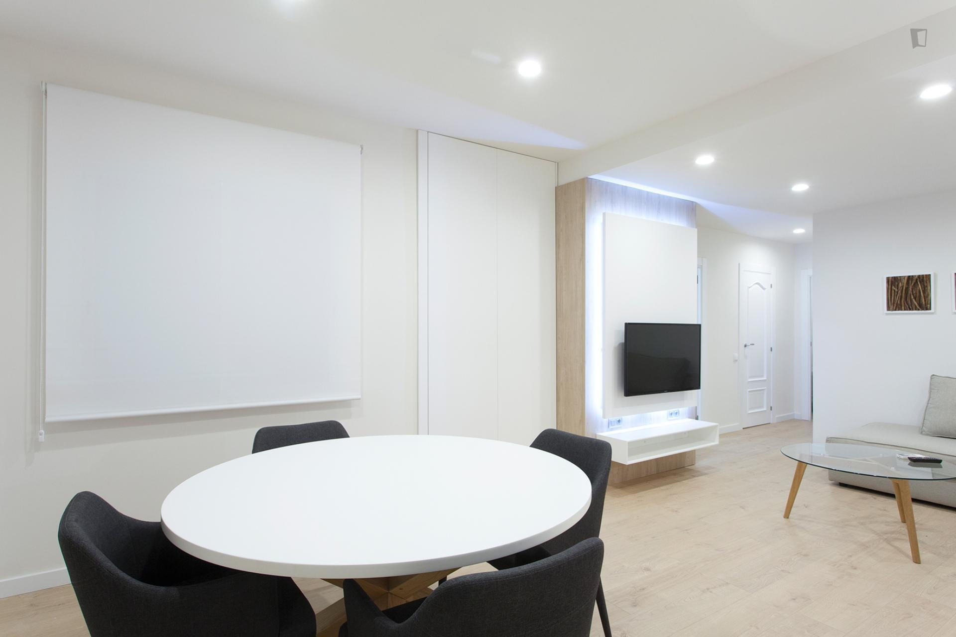 Spacious and modern flat in Barcelona - Dining table